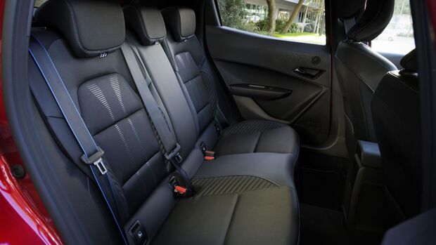 Rückbank im Renault Clio mit drei Sitzplätzen, Kopfstützen und Sicherheitsgurten.