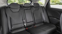 Rücksitzbank des Kia K4 Sportswagon mit drei Sitzplätzen und schwarzen Ledersitzen.