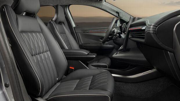 Rücksitzbank des Mitsubishi Eclipse Cross mit schwarzer Polsterung und ebenem Fußraum.