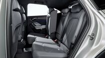 Rücksitzbank im Audi Q3 mit drei Sitzplätzen und geöffnetem Fondbereich