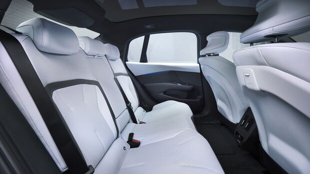 Rücksitzbank im Innenraum eines BMW i3 mit heller Polsterung