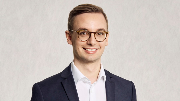 Samuel Schramm, Senior Consultant bei Berylls by AlixPartners, im Porträt vor neutralem Hintergrund