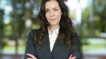 Sarah Bouchard-Dussoubs, Geschäftsführerin bei CPM, in dunklem Blazer vor unscharfem Hintergrund.