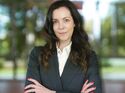 Sarah Bouchard-Dussoubs, Geschäftsführerin bei CPM, in dunklem Blazer vor unscharfem Hintergrund.