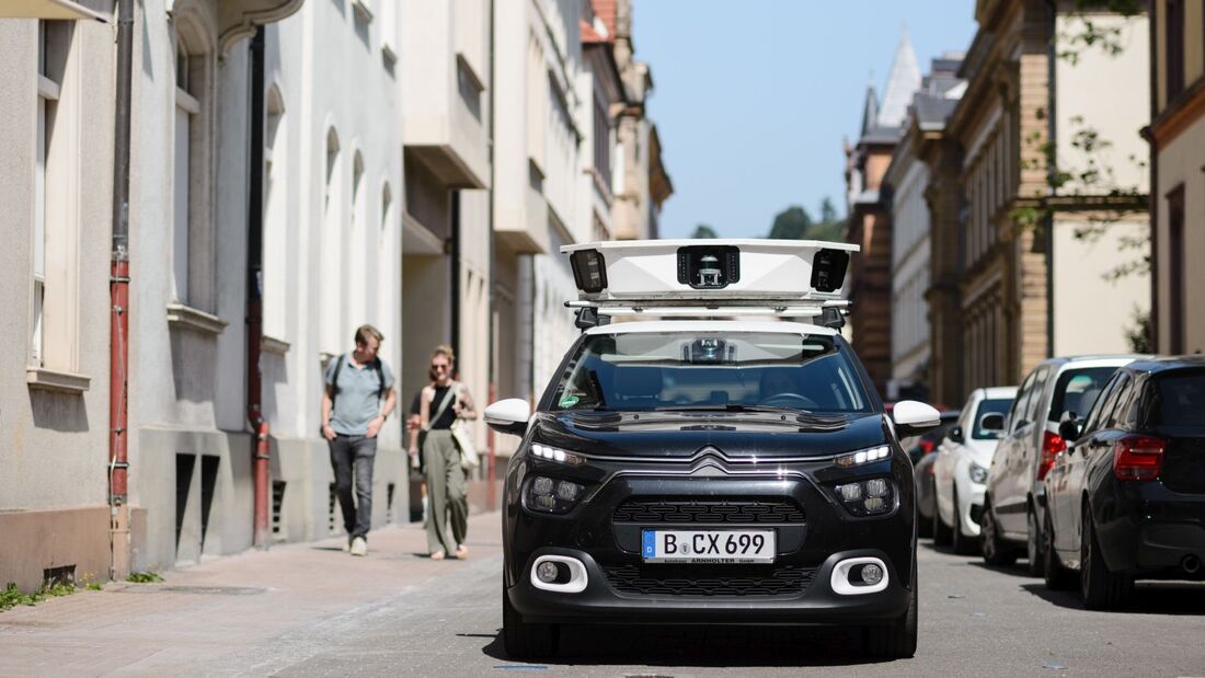 Scanfahrzeug mit Kameratechnik zur Parkraumkontrolle fährt durch eine Straße in Heidelberg.