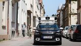 Scanfahrzeug mit Kameratechnik zur Parkraumkontrolle fährt durch eine Straße in Heidelberg.