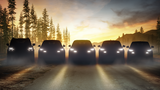 Schattenansicht mehrerer Ford-Modelle mit eingeschalteten Scheinwerfern vor Waldkulisse.