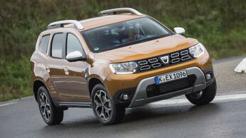 Schräg aufgenommene Frontansicht eines Dacia Duster der zweiten Generation während der Fahrt auf asphaltierter Straße.