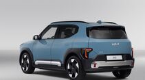 Schrägansicht des Kia EV2 von hinten im Studio mit Kia Schriftzug, EV2 Badge und markanter Rückleuchten-Grafik.