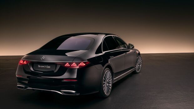 Schräge Heckansicht der Mercedes-Benz S-Klasse Modelljahr 2026 im Studio