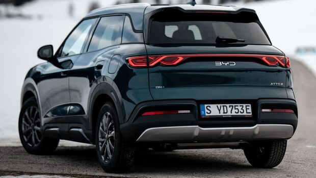 Schräge Heckansicht des BYD Atto 2 DM-i mit LED-Rückleuchten auf winterlicher Straße.