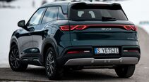 Schräge Heckansicht des BYD Atto 2 DM-i mit LED-Rückleuchten auf winterlicher Straße.