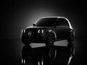 Schwarze Citroën-2CV-Designstudie von Stellantis in Frontansicht auf dunklem Hintergrund mit beleuchteten Rundscheinwerfern.