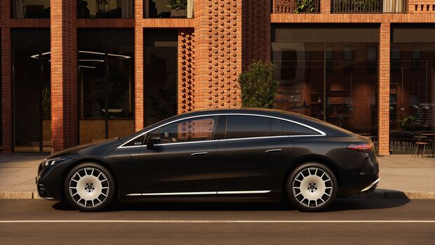 Schwarze Mercedes EQS Limousine Modellpflege in Seitenansicht vor modernem Gebäude