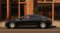 Schwarze Mercedes EQS Limousine Modellpflege in Seitenansicht vor modernem Gebäude