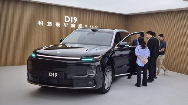 Schwarzer Elektro-SUV Leapmotor D19 in Ausstellungsraum mit Besuchern