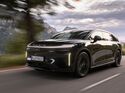 Schwarzer Lucid Gravity Elektro-SUV in Frontansicht während der Fahrt auf Landstraße

Bildunterschrift