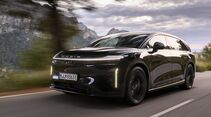 Schwarzer Lucid Gravity Elektro-SUV während einer Fahrt auf einer Landstraße vor Berglandschaft.