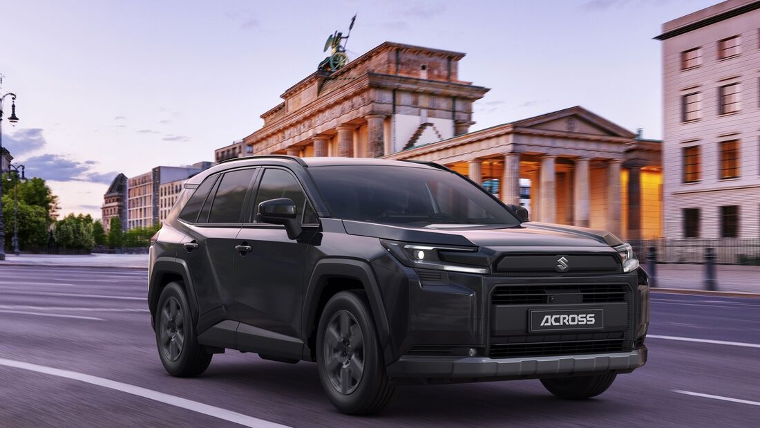 Schwarzer Suzuki Across Plug-in-Hybrid bei der Fahrt auf einer Straße vor dem Brandenburger Tor in Berlin.