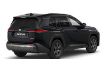 Schwarzer Suzuki Across Plug-in-Hybrid in schräger Heckansicht mit LED-Rückleuchten und dunklen Leichtmetallrädern.