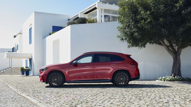 Seitenansicht Mercedes GLC mit EQ-Technologie vor modernem Gebäude