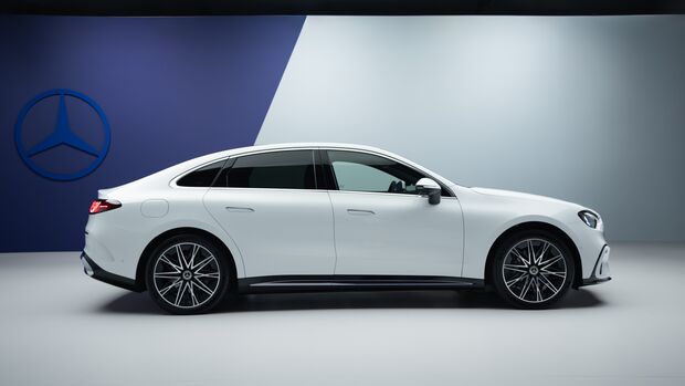 Seitenansicht der Mercedes-Benz C-Klasse im Studio mit neutralem Hintergrund