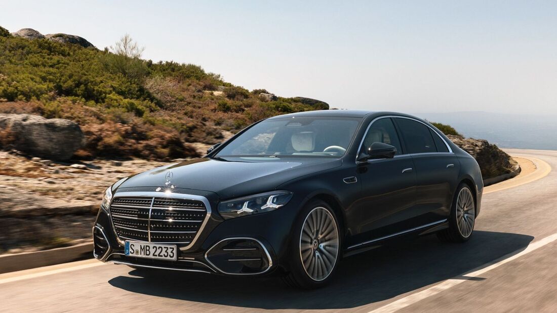 Seitenansicht der Mercedes-Benz S-Klasse Modelljahr 2026 während der Fahrt