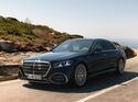 Seitenansicht der Mercedes-Benz S-Klasse Modelljahr 2026 während der Fahrt