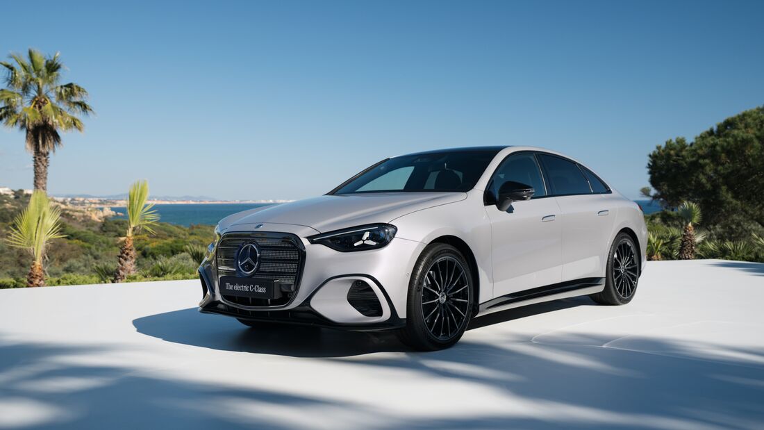 Seitenansicht der elektrischen Mercedes C-Klasse vor Landschaft mit Meerblick