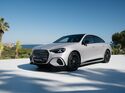 Seitenansicht der elektrischen Mercedes C-Klasse vor Landschaft mit Meerblick