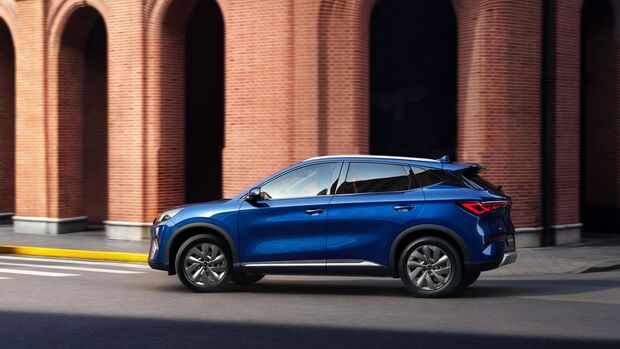 Seitenansicht des BYD Atto 3 Evo während der Fahrt entlang einer Straße