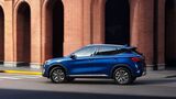 Seitenansicht des BYD Atto 3 Evo während der Fahrt entlang einer Straße