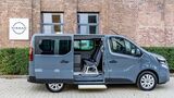 Seitenansicht des Nissan Primastar FlexVan mit geöffneten Türen und modularer Innenraumkonfiguration.