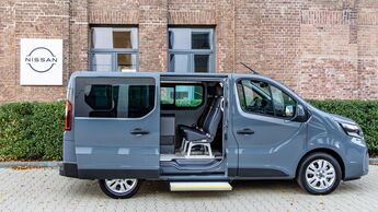 Seitenansicht des Nissan Primastar FlexVan mit geöffneten Türen und modularer Innenraumkonfiguration.