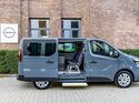 Seitenansicht des Nissan Primastar FlexVan mit geöffneten Türen und modularer Innenraumkonfiguration.