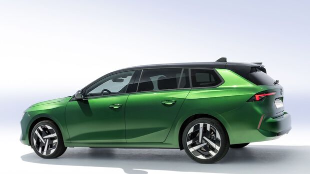 Seitenansicht des Opel Astra Sports Tourer in Gruen mit schwarzem Dach und Leichtmetallraedern.