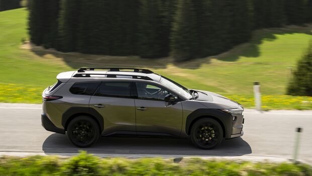 Seitenansicht des Toyota bZ4X Touring während der Fahrt über eine Landstraße