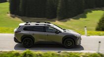 Seitenansicht des Toyota bZ4X Touring während der Fahrt über eine Landstraße