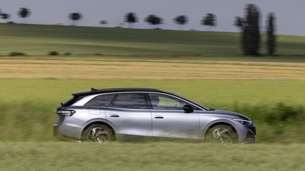 Seitenansicht des VW ID.7 Tourer als Elektro-Kombi während der Fahrt.