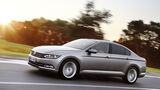 Seitenansicht einer silbernen VW Passat B8 Limousine während der Fahrt.