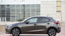 Seitenansicht eines Mazda2 Typ DJ als Fuenftuerer, vollstaendig im Profil aufgenommen.