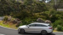 Seitenansicht eines Mercedes CLA Shooting Brake während der Fahrt