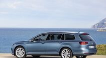 Seitenansicht eines VW Passat B8 Variant in Metallicblau vor Küstenlandschaft.