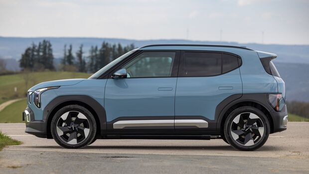 Seitenansicht eines kompakten elektrischen SUV Kia EV2 auf Landstraße