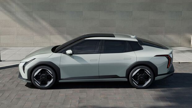 Seitenprofil des Kia EV4 mit markanter Linienfuehrung und grossen Leichtmetallraedern.