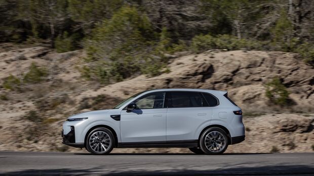 Seitenprofil des Leapmotor B10 während der Fahrt entlang einer Felslandschaft