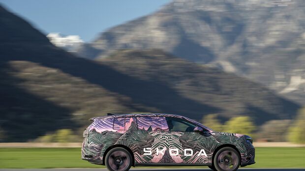 Seitliche Ansicht eines getarnten Skoda Peaq Prototyps während der Fahrt