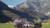 Seitliche Ansicht eines getarnten Skoda Peaq Prototyps während der Fahrt