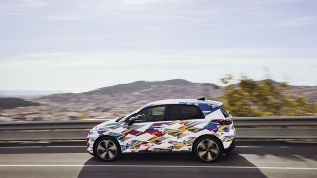 Seitliche Fahraufnahme des VW ID. Polo Prototyps auf einer Landstraße.