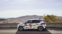 Seitliche Fahraufnahme des VW ID. Polo Prototyps auf einer Landstraße.